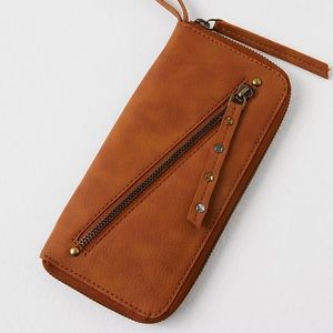 FREE PEOPLE DISTRESSED VEGAN WALLET/WRISTLET IN BROWN- NWT! 💕